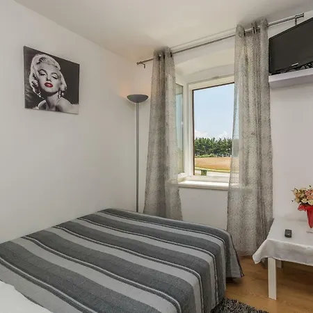 Apartament Mijat *